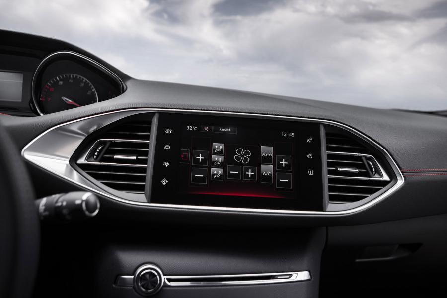 Детали интерьера Peugeot 308 GTi 2015 года  (фото 63 из 65)